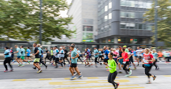 Tekaška Ljubljana se dviga iz jutranjih meglic